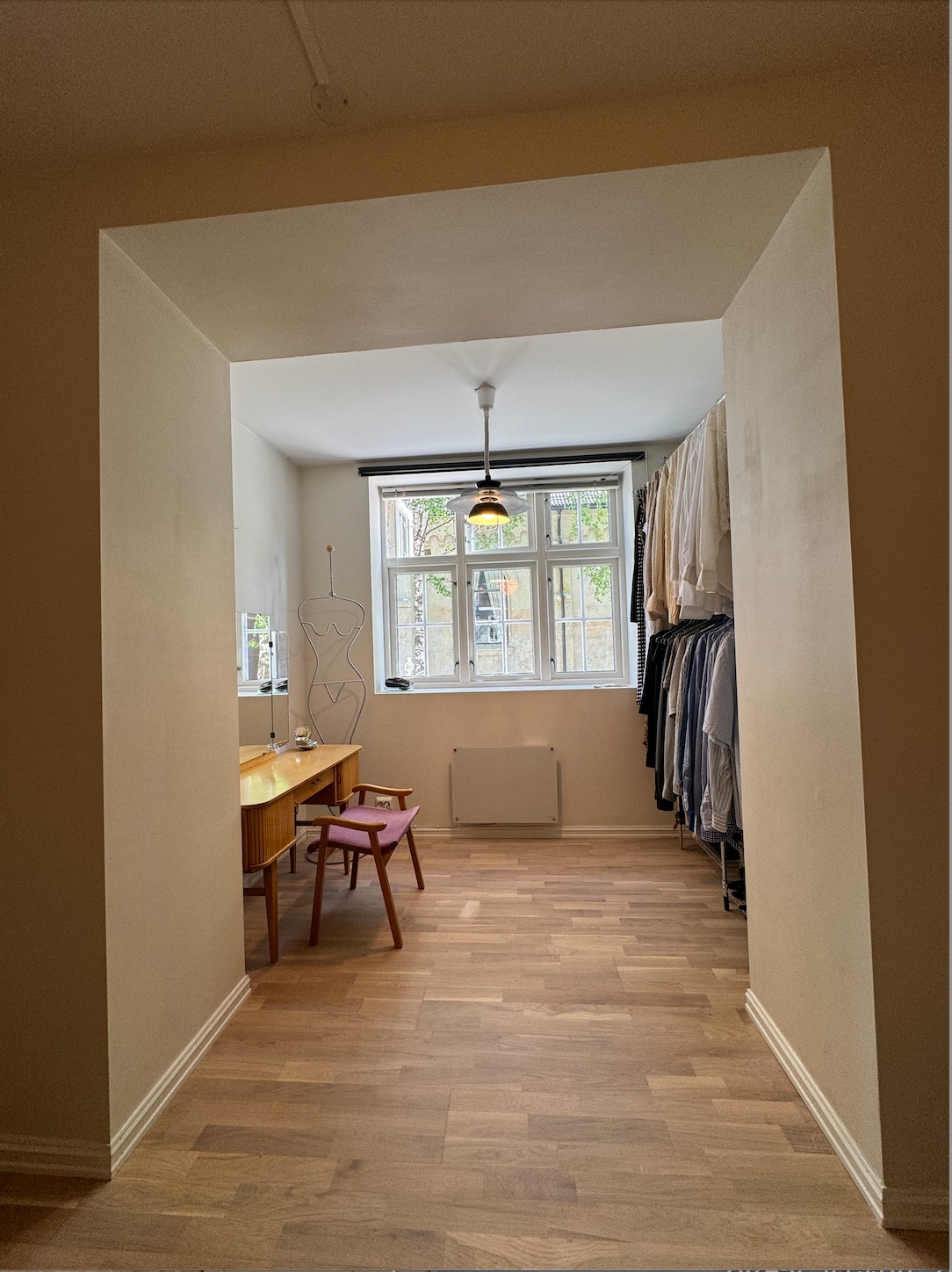 Soverom fra seng til sminkepult/klæshengere